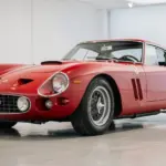 Roter Ferrari 250 GTO von 1962 auf einer Auktionsfläche, klassischer Rennwagen mit markanter Rundform.
